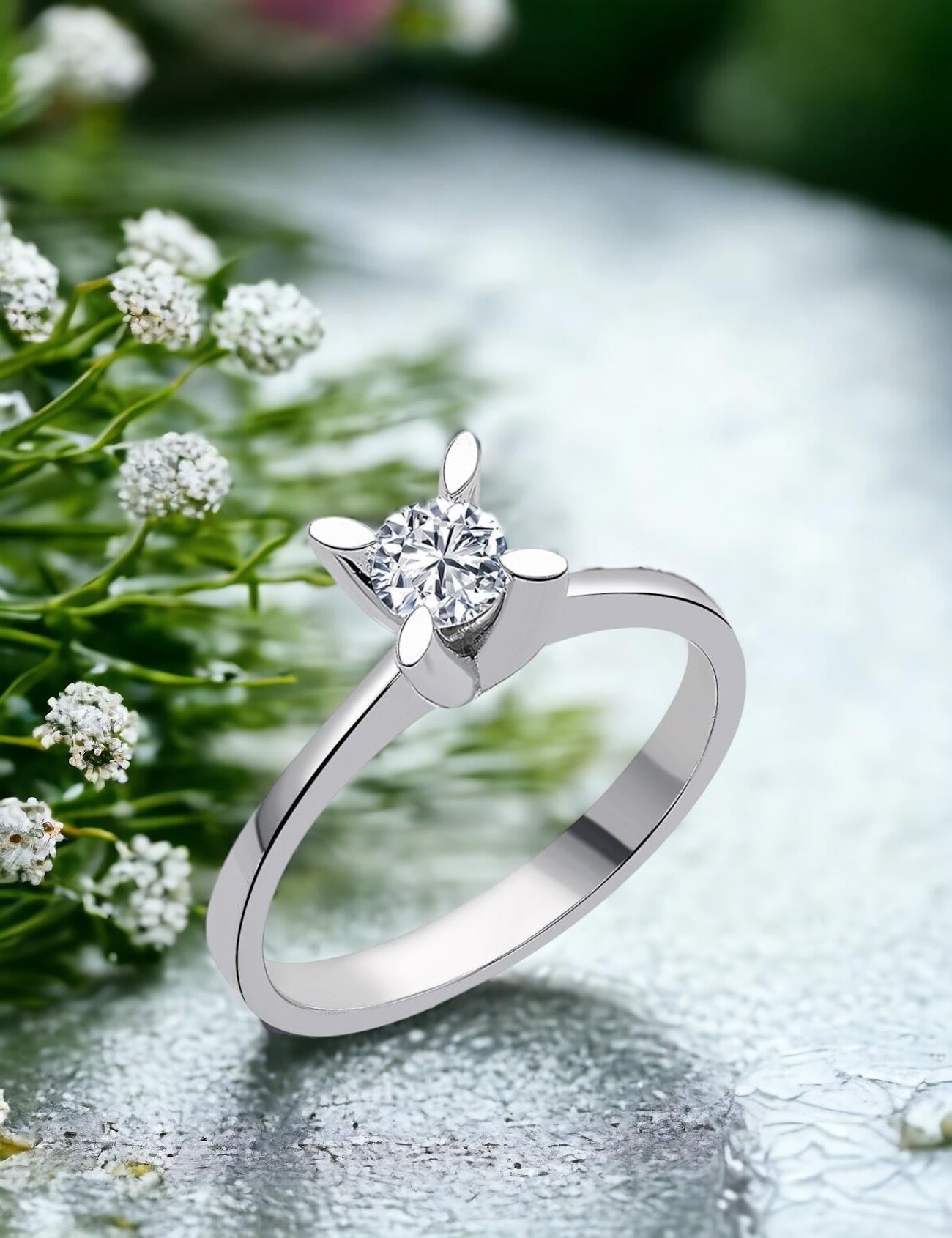 0,30 Karat Badem Montür Tektaş Pırlanta Yüzük