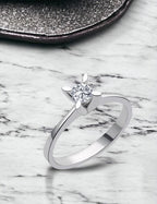 0,20 Karat Badem Tırnak Montür Tektaş Pırlanta Yüzük