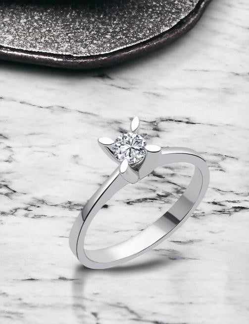 0,20 Karat Badem Tırnak Montür Tektaş Pırlanta Yüzük