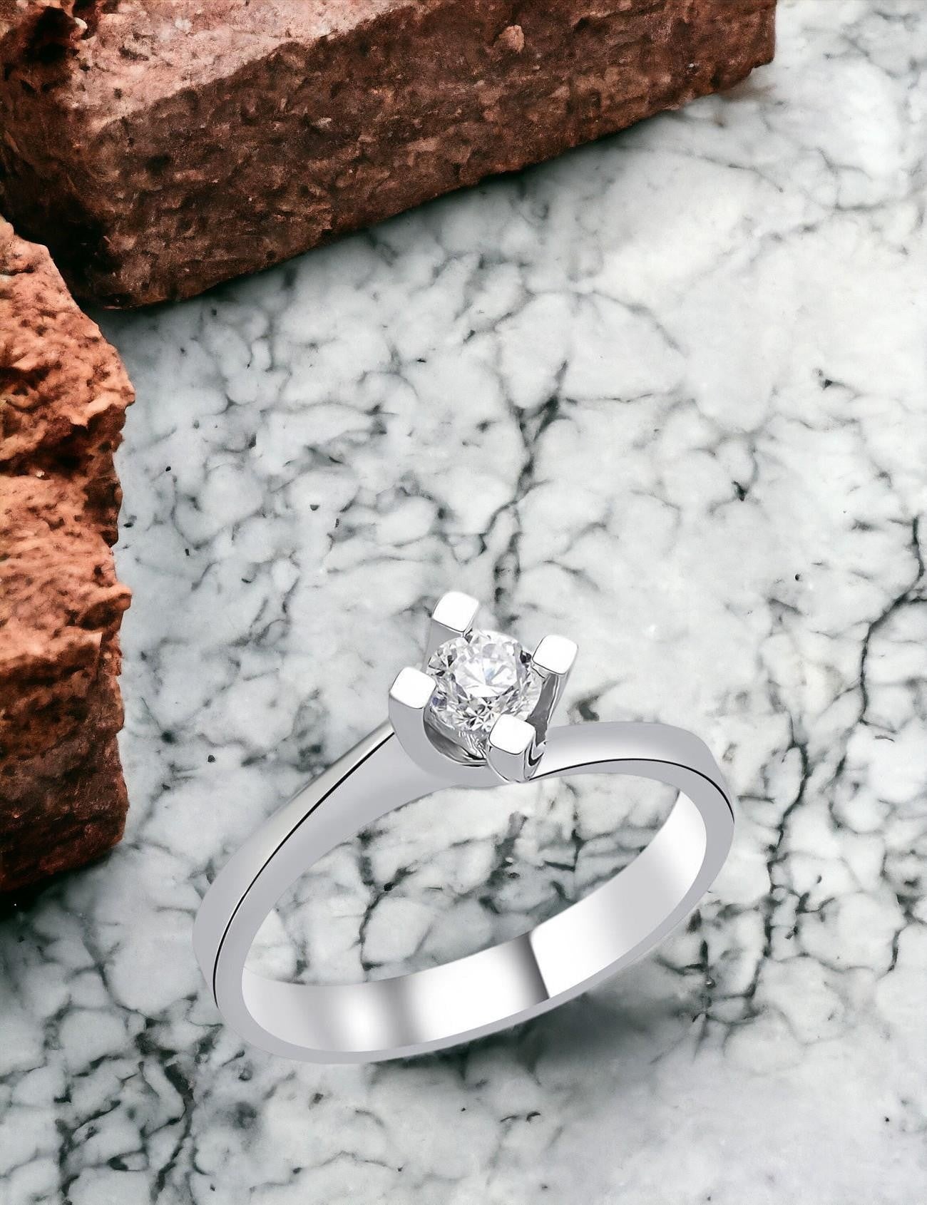 0,20 Karat Asimetrik Montür Tektaş Pırlanta Yüzük