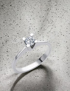 0,25 Karat Kalın Tırnak Montür Tektaş Pırlanta Yüzük