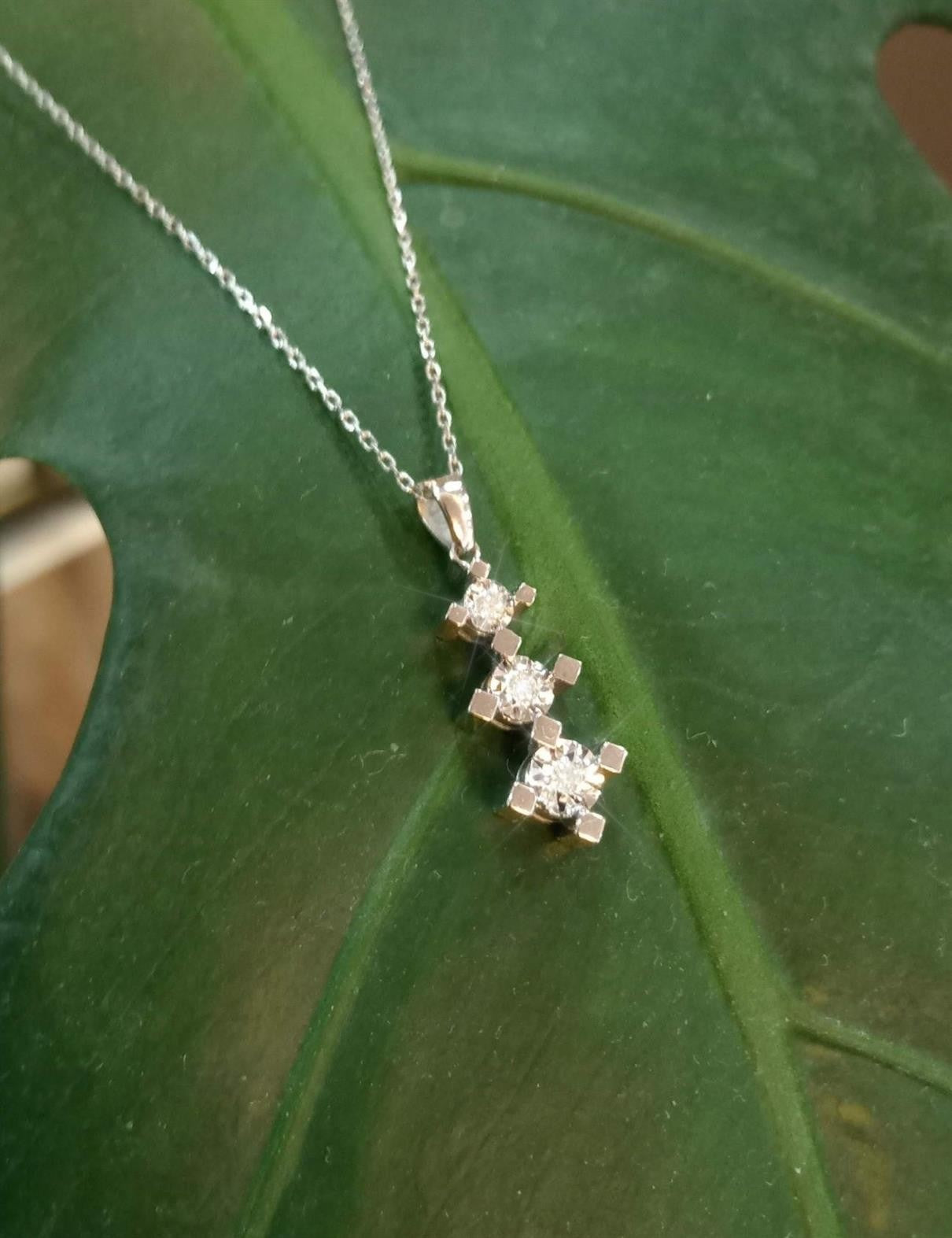 0,06 Karat Pırlanta Üçtaş Kolye