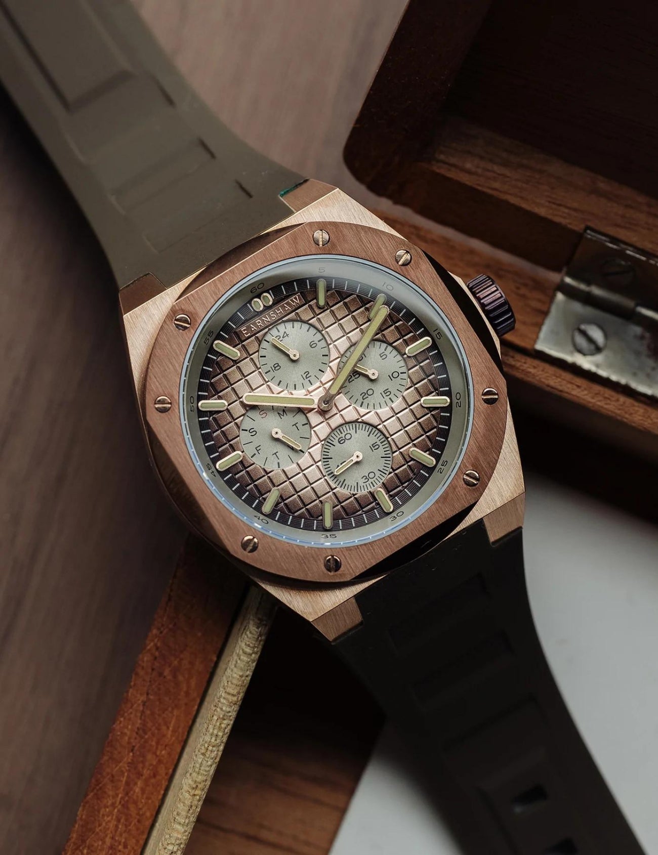 EARNSHAW ES-8253-03 25 Erkek Kol Saati