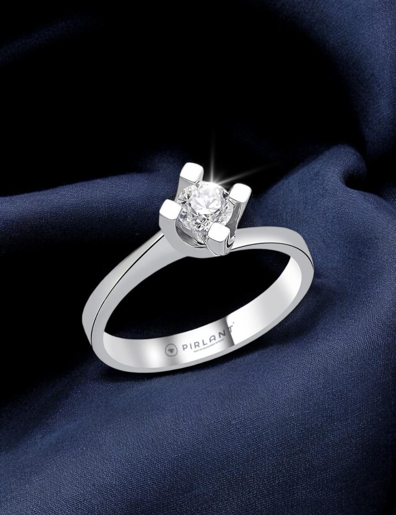 0,45 Karat Asimetrik Montür Tektaş Pırlanta Yüzük