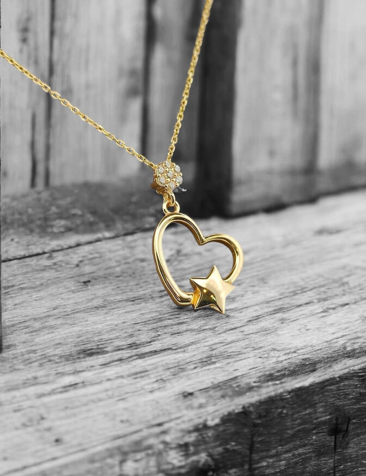 Kalp İçi Yıldız Altın Kolye Ürün ana görseli