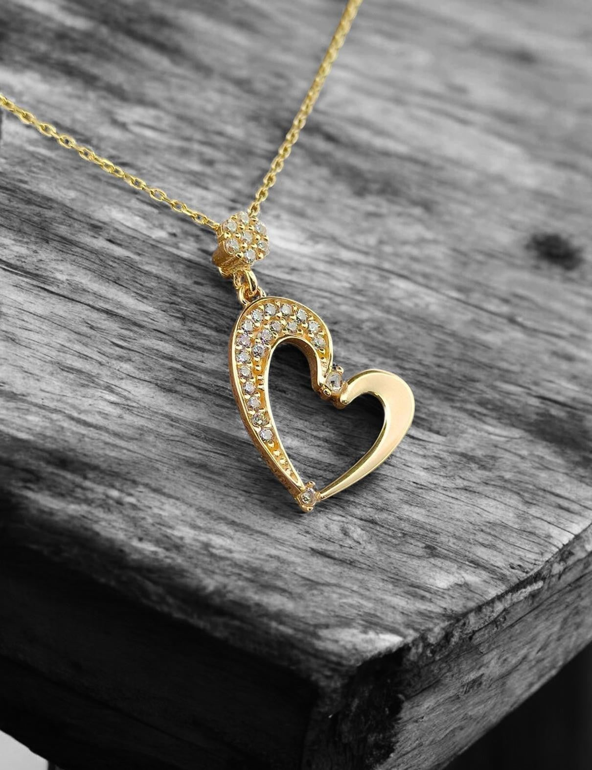 قلادة ذهبية مرصعة بحجر على شكل قلب Ürün ikincil görseli