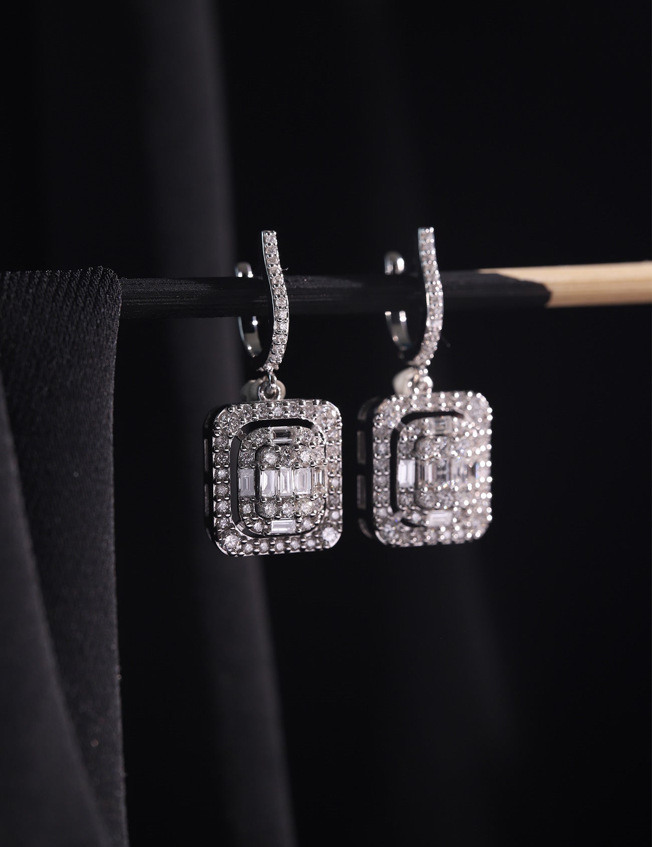 1.31 Karat Baget Pırlanta Küpe