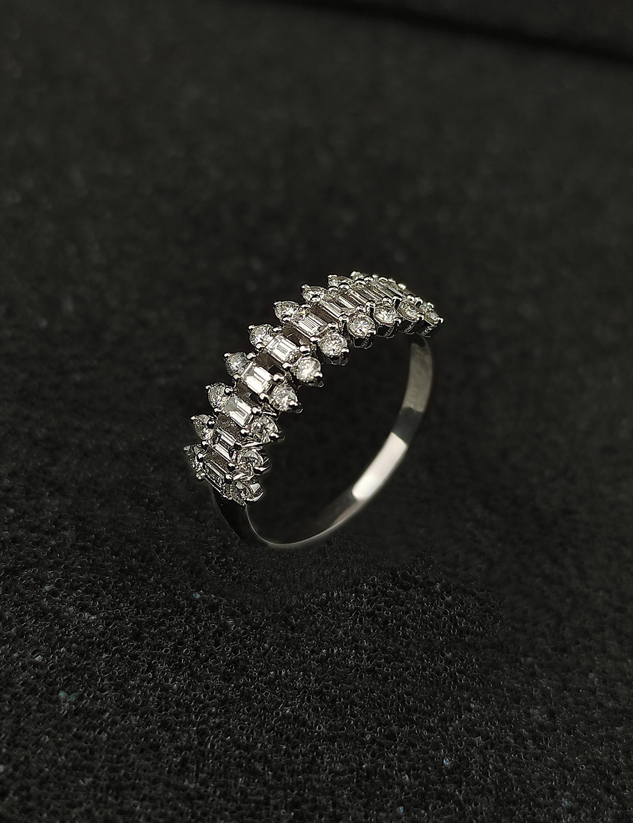 خاتم باغيت عصري مرصع بالألماس عيار 0.64 قيراط Ürün ana görseli