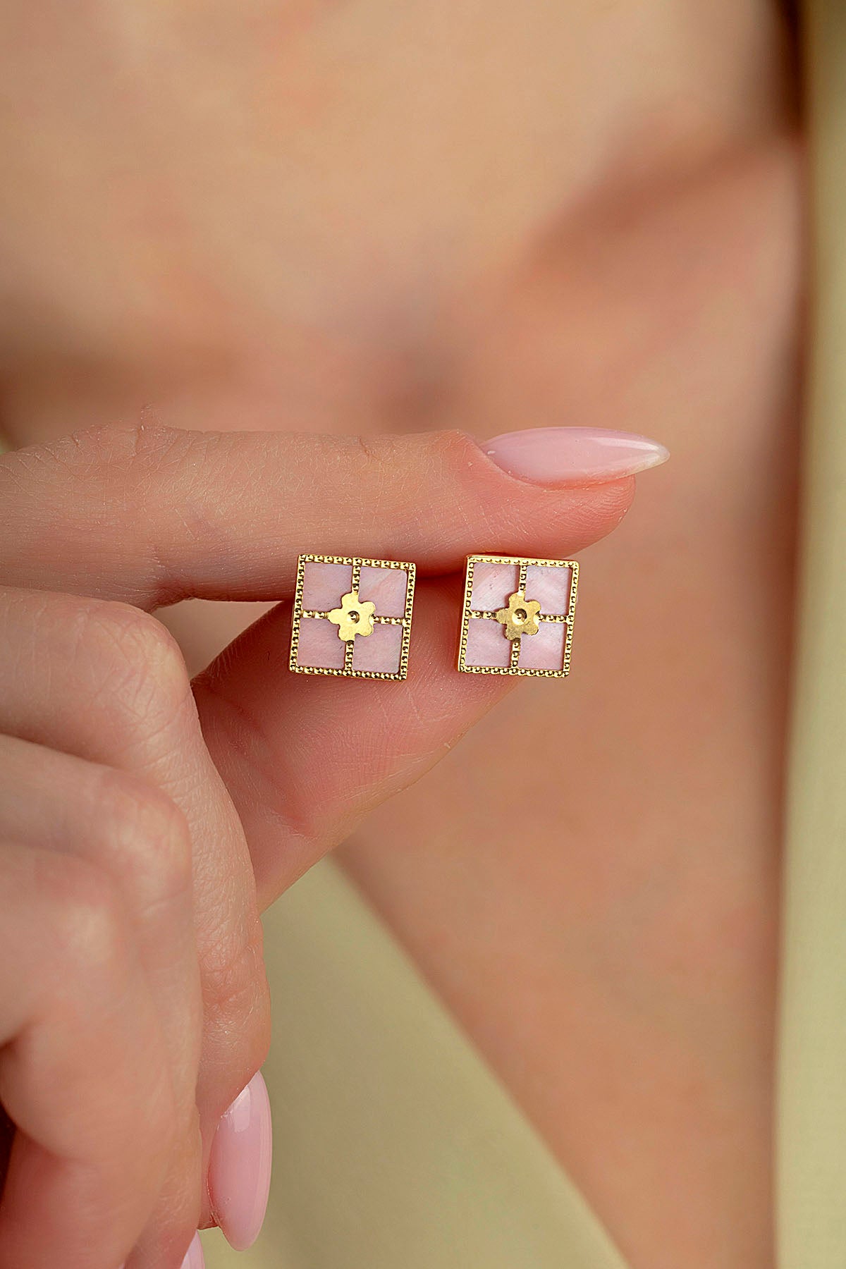 Pembe Sedefli Kare Altın Küpe