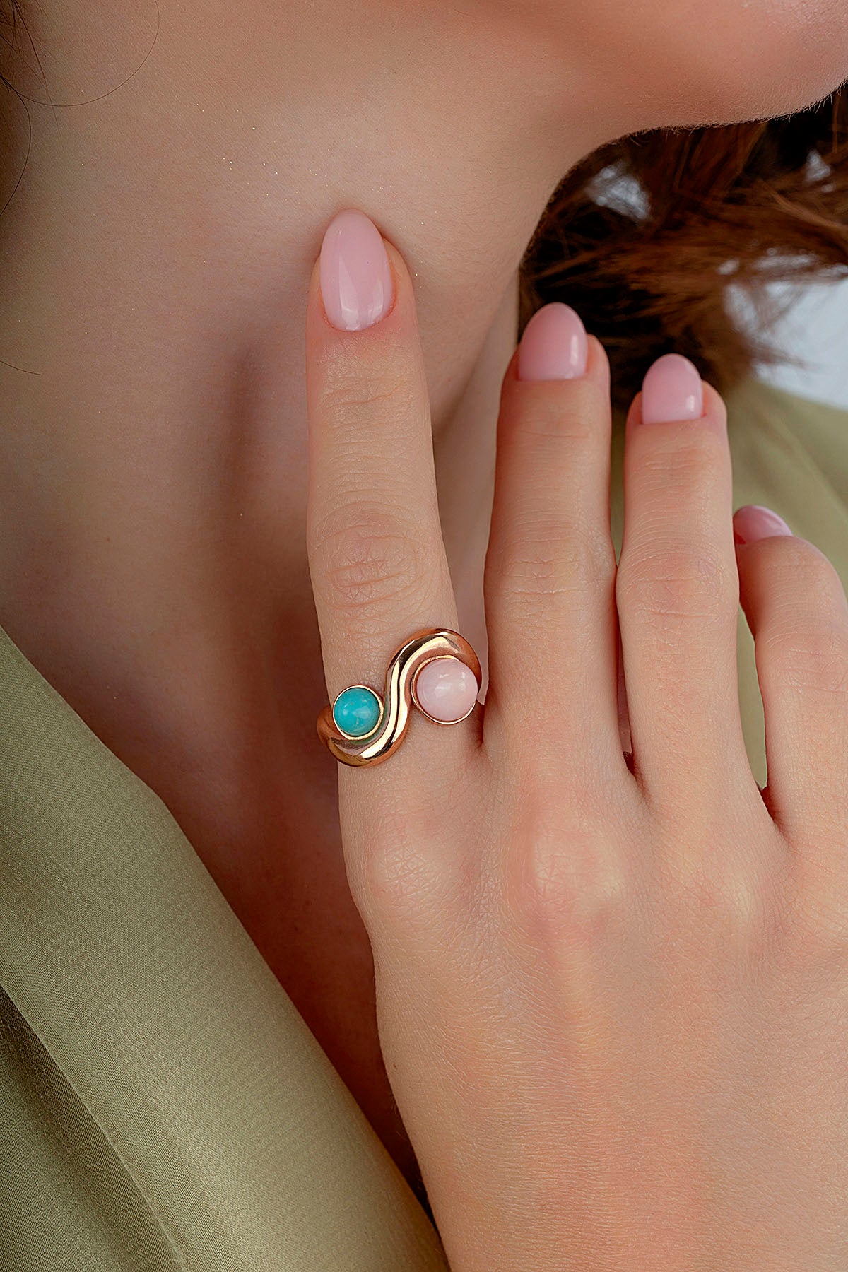 Pembe Yeşil Taşlı Modern Rose Altın Yüzük