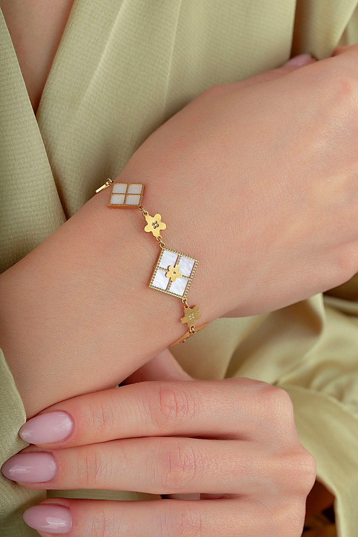 Çift Taraflı Pembe Beyaz Sedefli Altın Bileklik Ürün ana görseli
