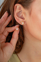 Pembe Sedef Mini Çiçek Altın Küpe