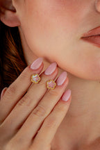 Pembe Sedef Mini Çiçek Altın Küpe