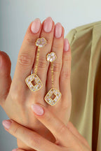 Sedefli Çiçek Geometrik Sarkan Altın Küpe