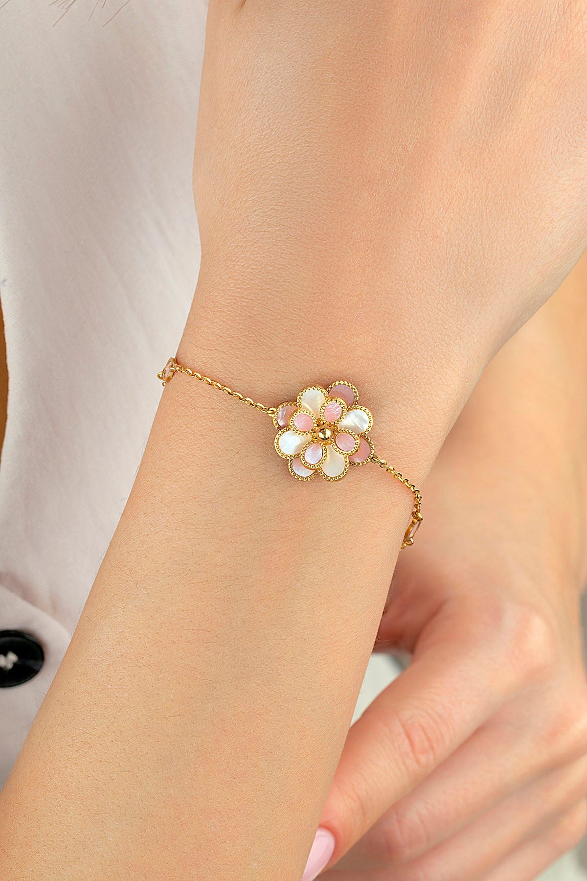 Pembe Beyaz Sedefli Rosella Altın Bileklik Ürün ikincil görseli