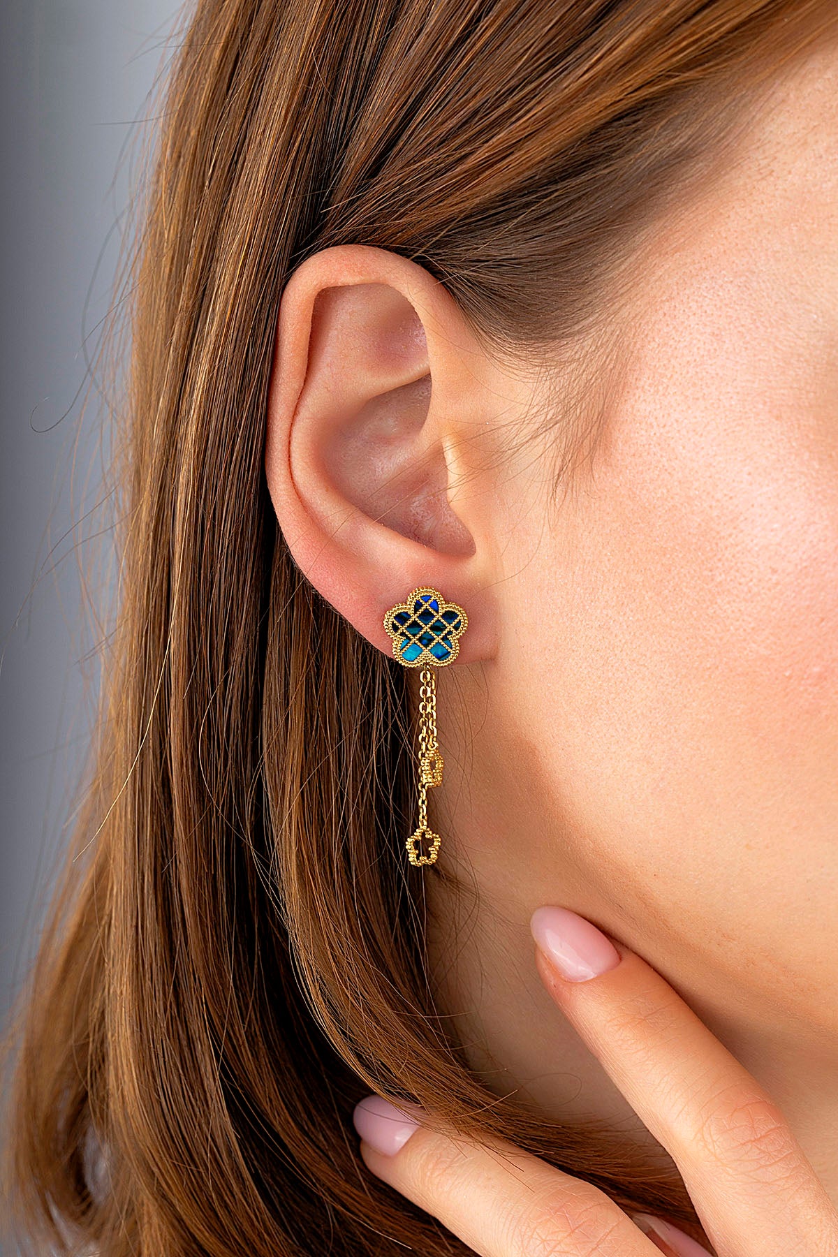 Mavi Sedef Kafesli Çiçek Altın Küpe Ürün ikincil görseli