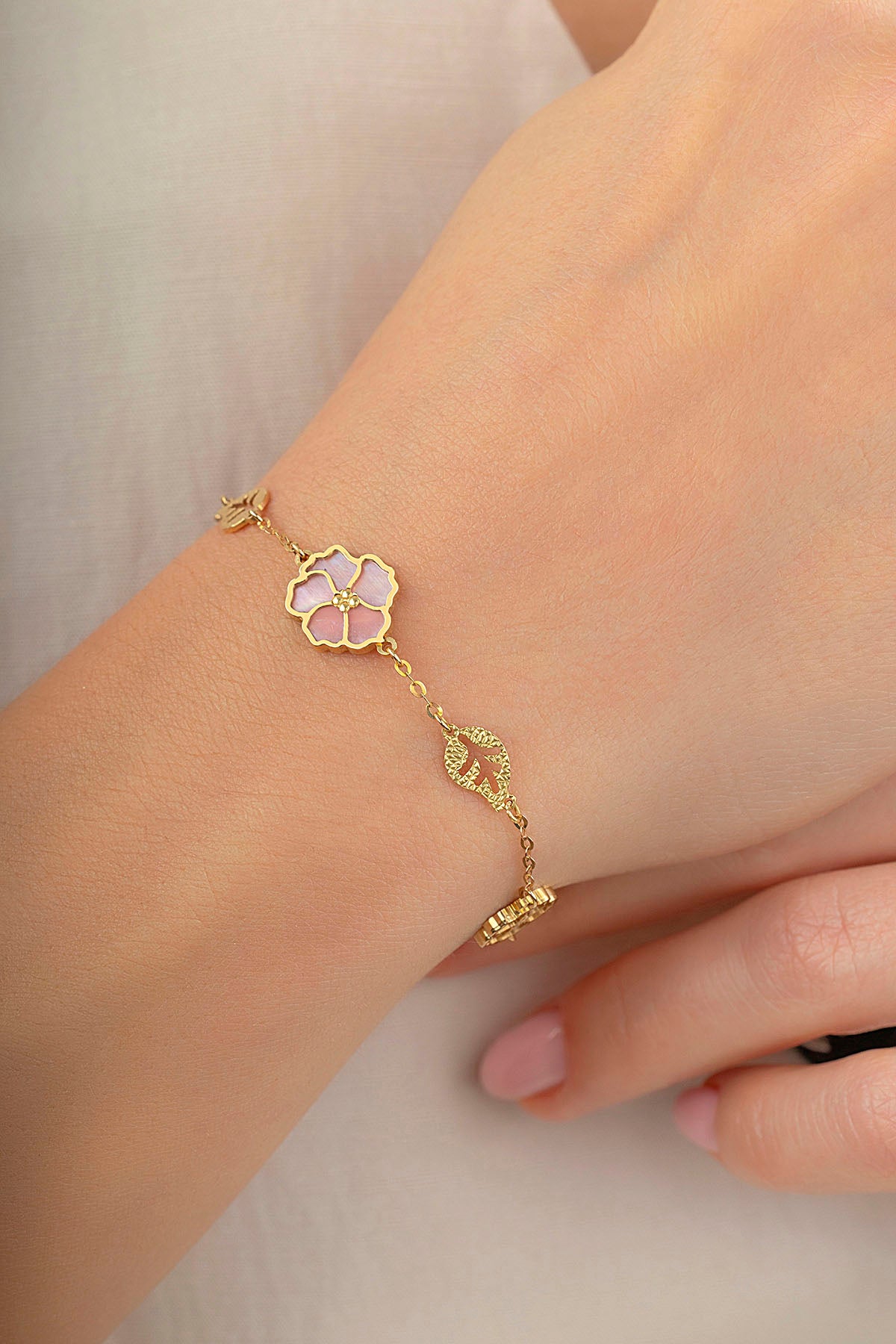 Çift Taraflı Pembe Beyaz Sedefli Altın Bileklik Ürün ikincil görseli