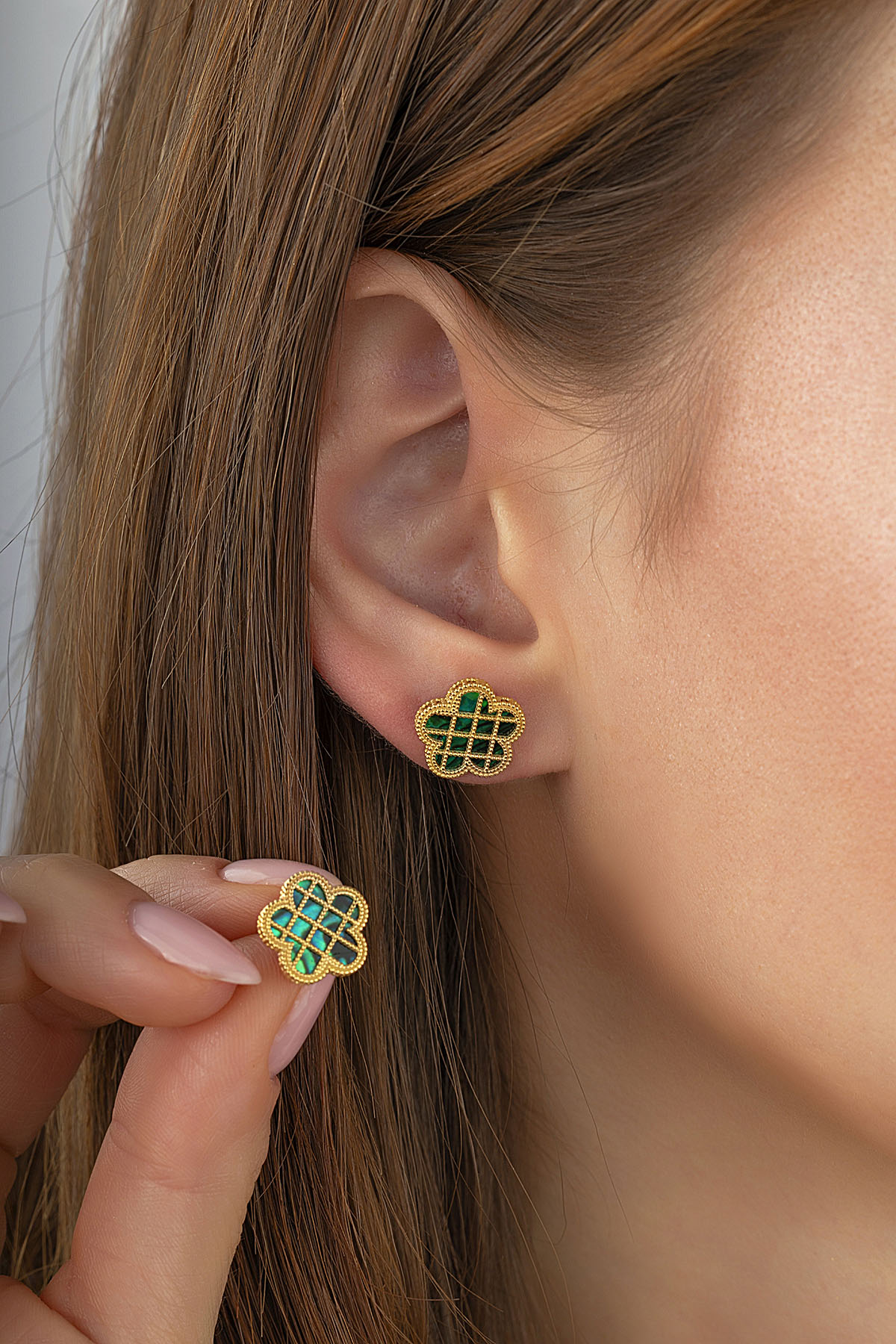 Yeşil Sedef Kafesli Çiçek Altın Küpe Ürün ikincil görseli