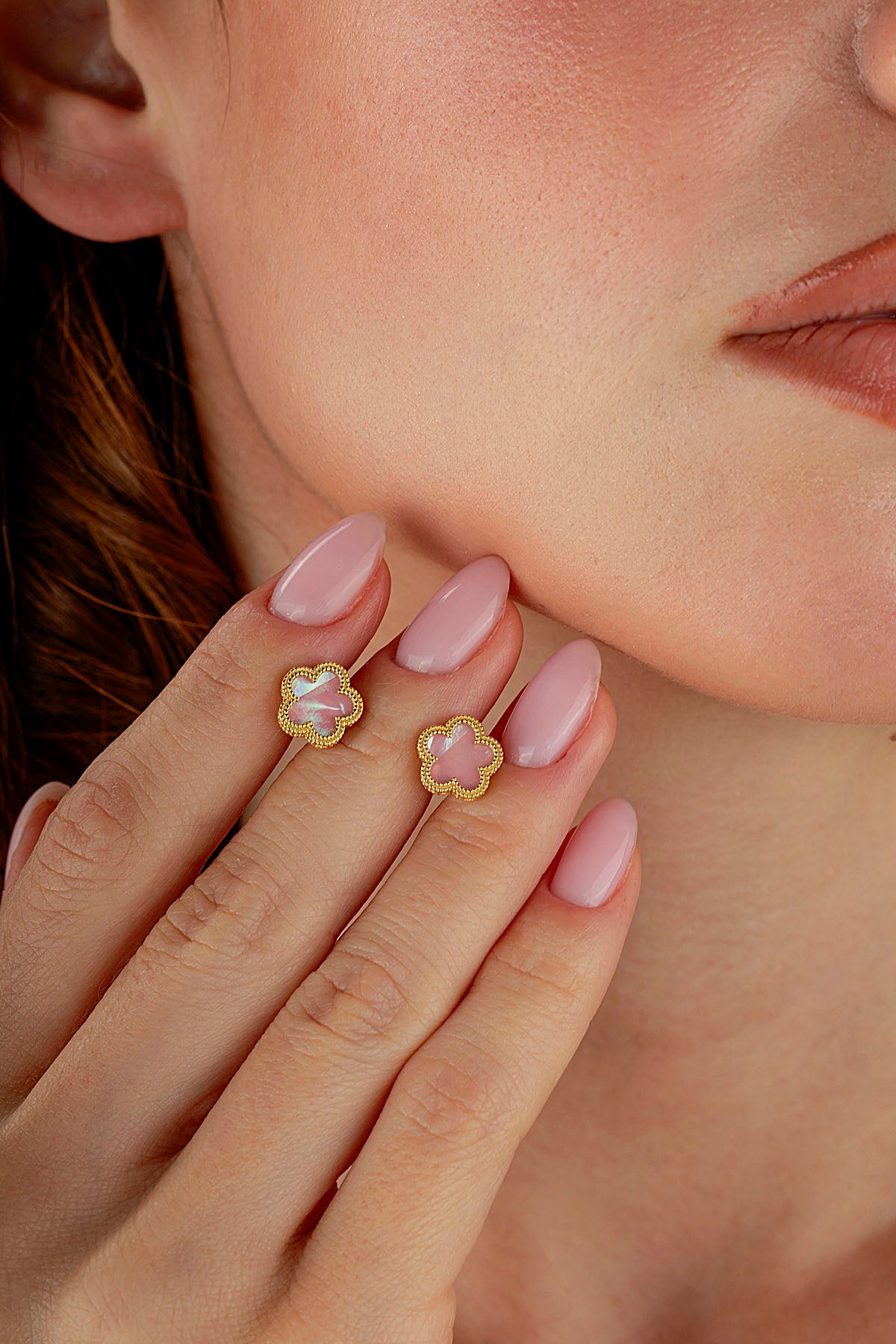 Pembe Sedef Çiçek Altın Küpe