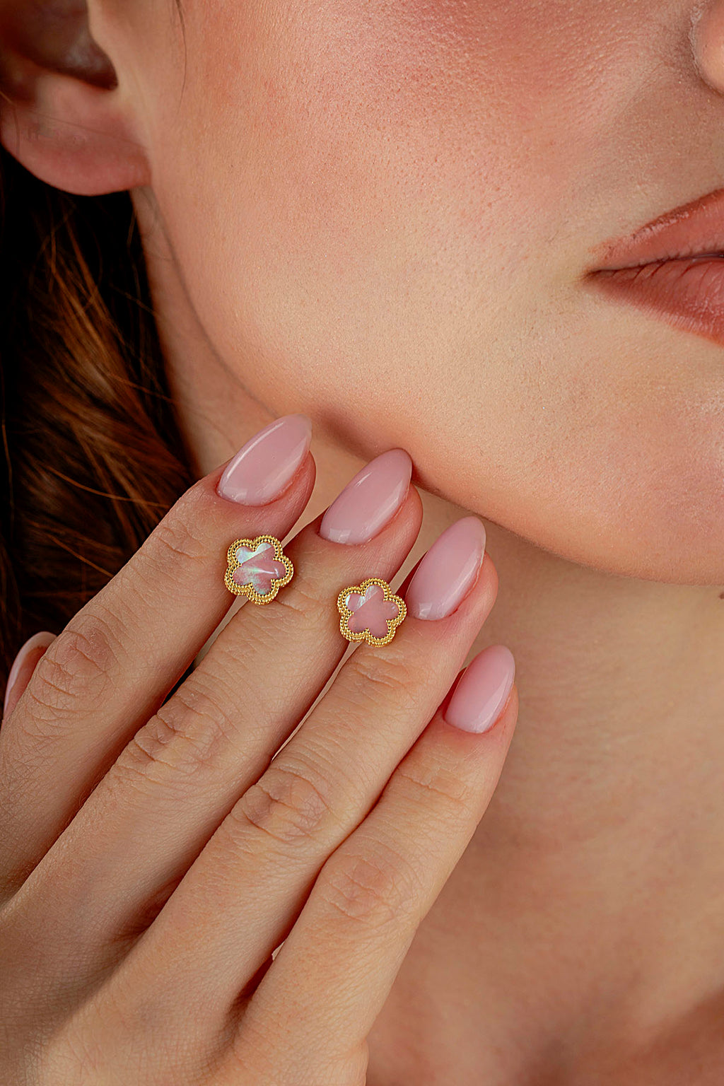 Pembe Sedef Çiçek Altın Küpe