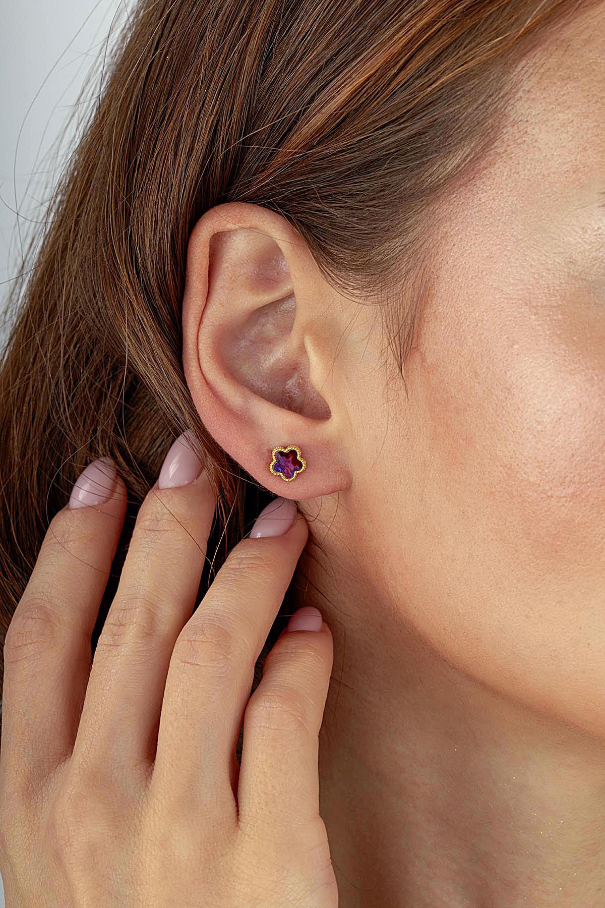 Bordo Sedef Mini Çiçek Altın Küpe Ürün ikincil görseli