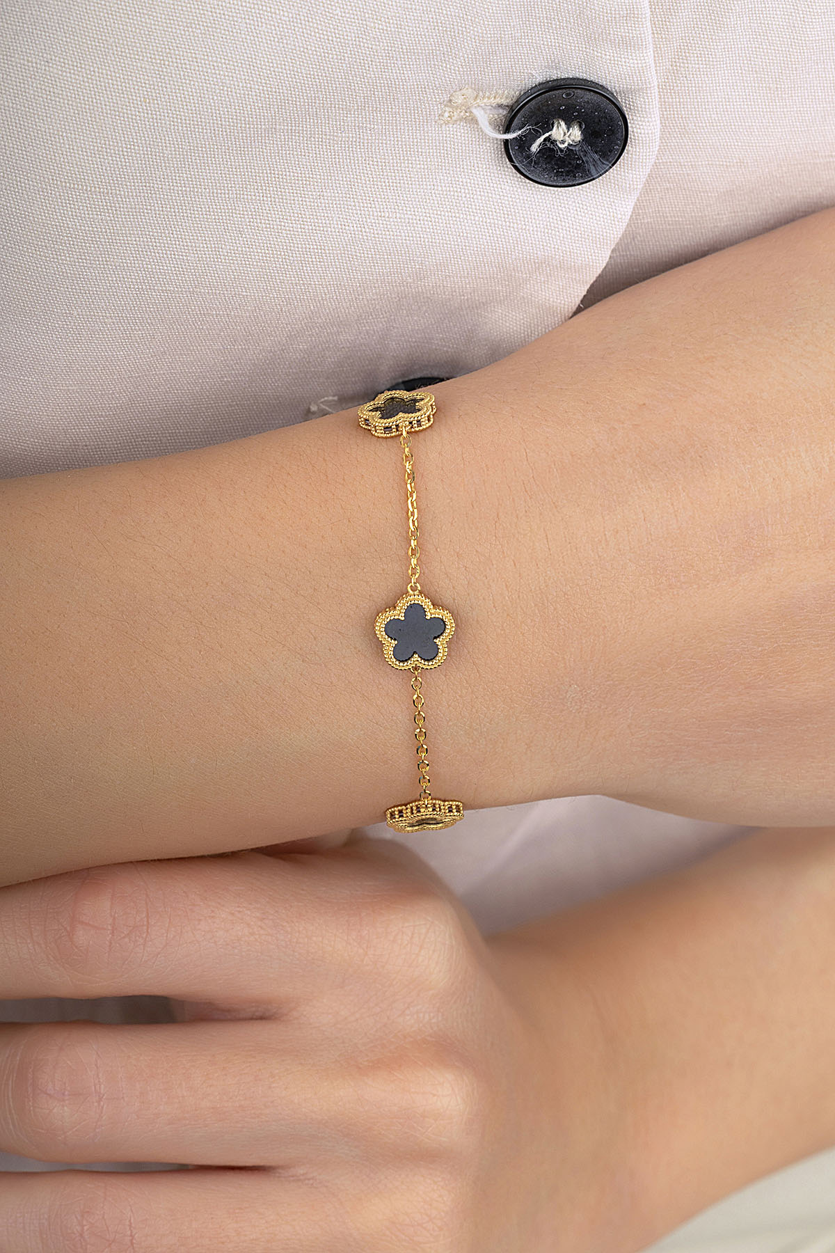 Çift Taraflı Siyah Beyaz 3 Çiçek Desenli Altın Bileklik Ürün ikincil görseli