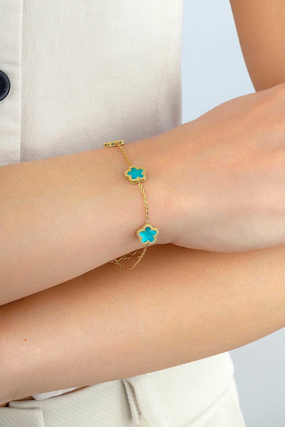 Çift Taraflı Turkuaz Beyaz 3 Çiçek Desenli Altın Bileklik