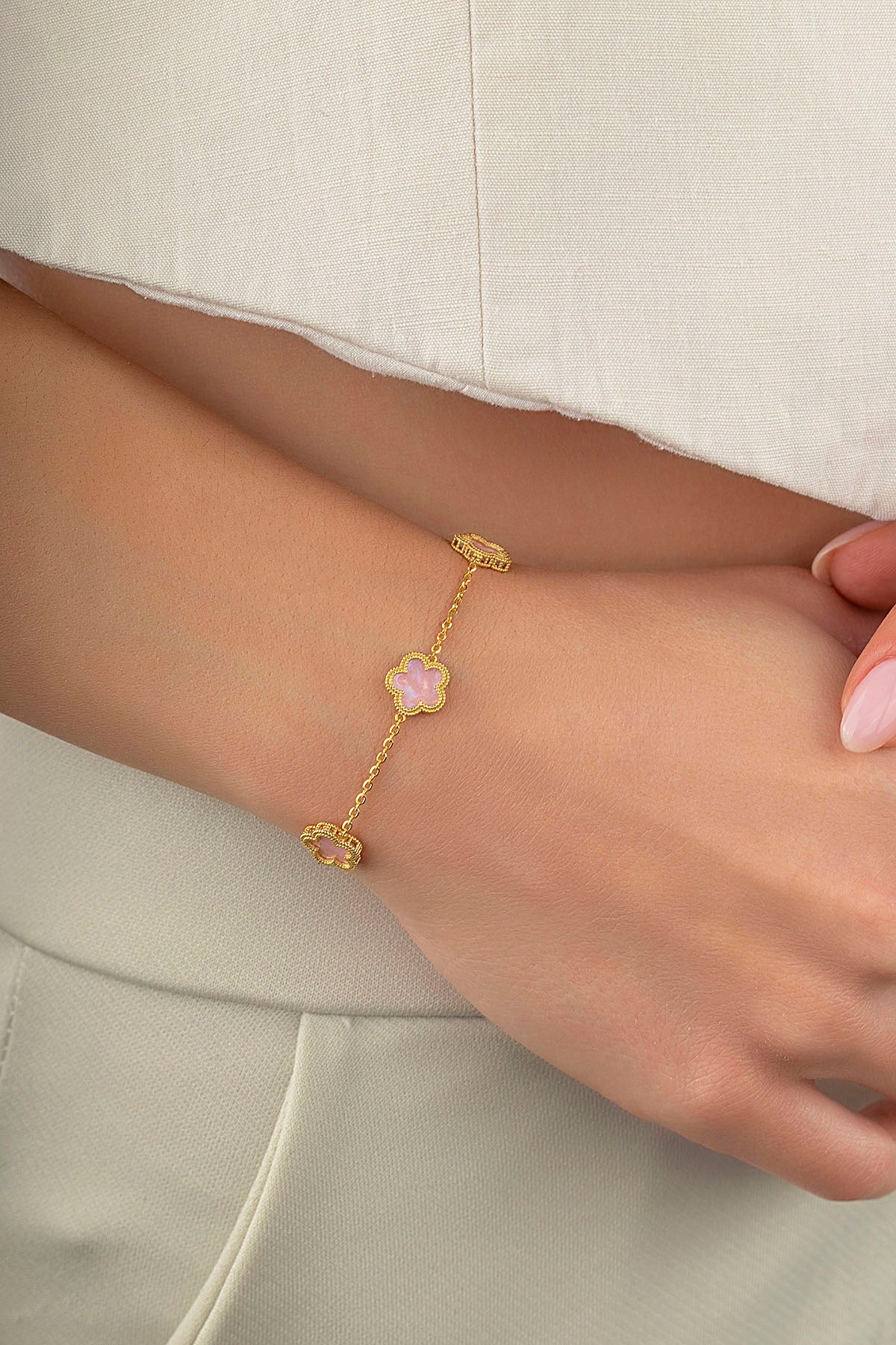 Çift Taraflı Pembe Beyaz Sedefli 3 Çiçek Altın Bileklik