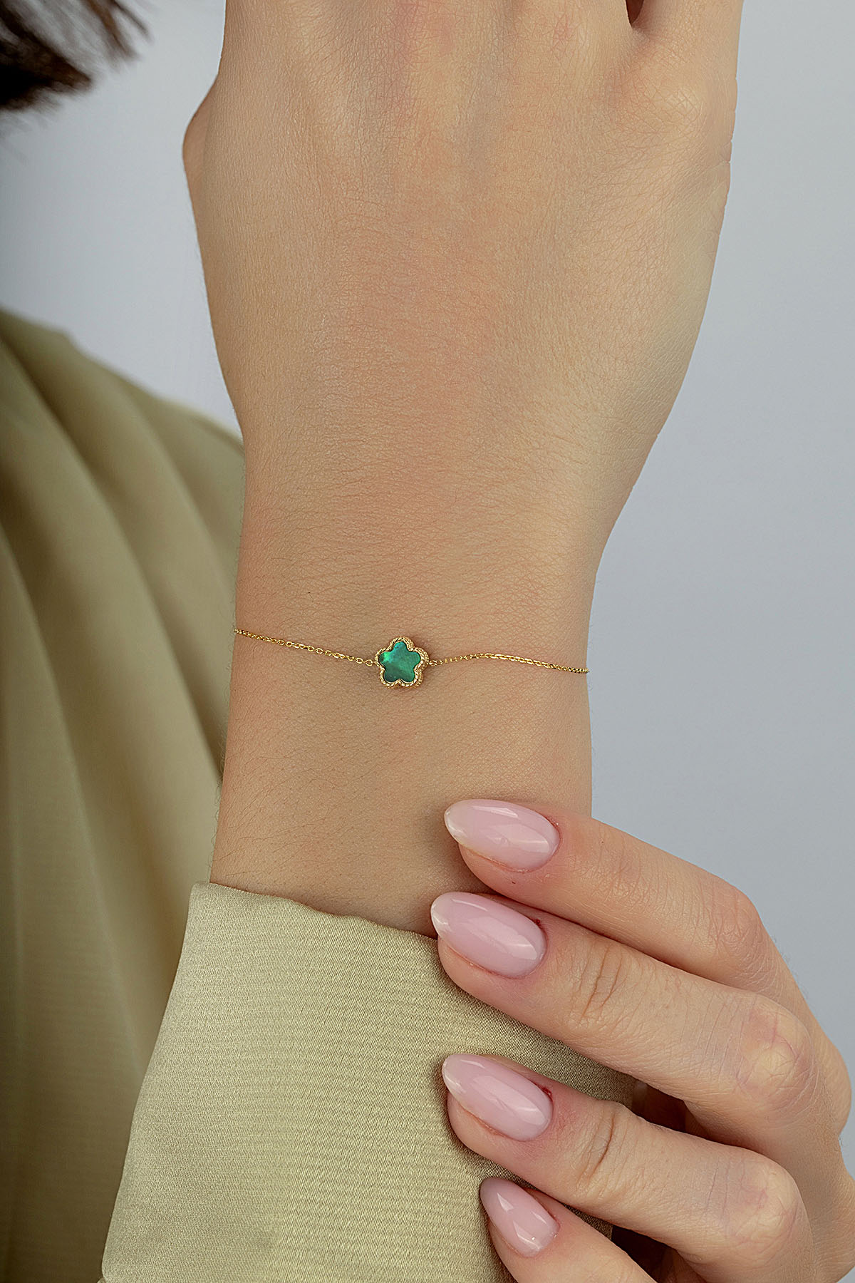 Double-Sided Green Mother-of-Pearl Flower Gold Bracelet Secondary image