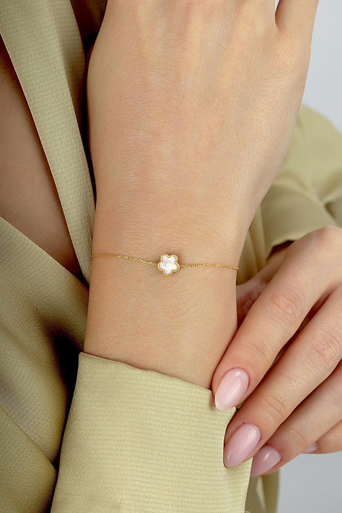 Double-Sided Pink Mother-of-Pearl Flower Gold Bracelet Secondary image