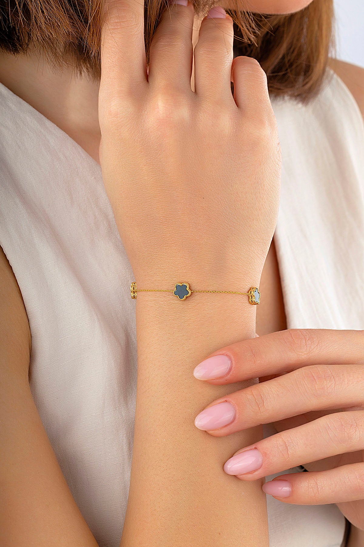 Çift Taraflı Siyah Beyaz Sedefli Geniş 3 Çiçekli Altın Bileklik