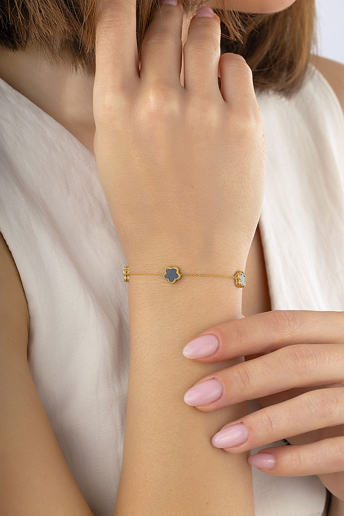 Çift Taraflı Siyah Beyaz Sedefli Geniş 3 Çiçekli Altın Bileklik Ürün ana görseli