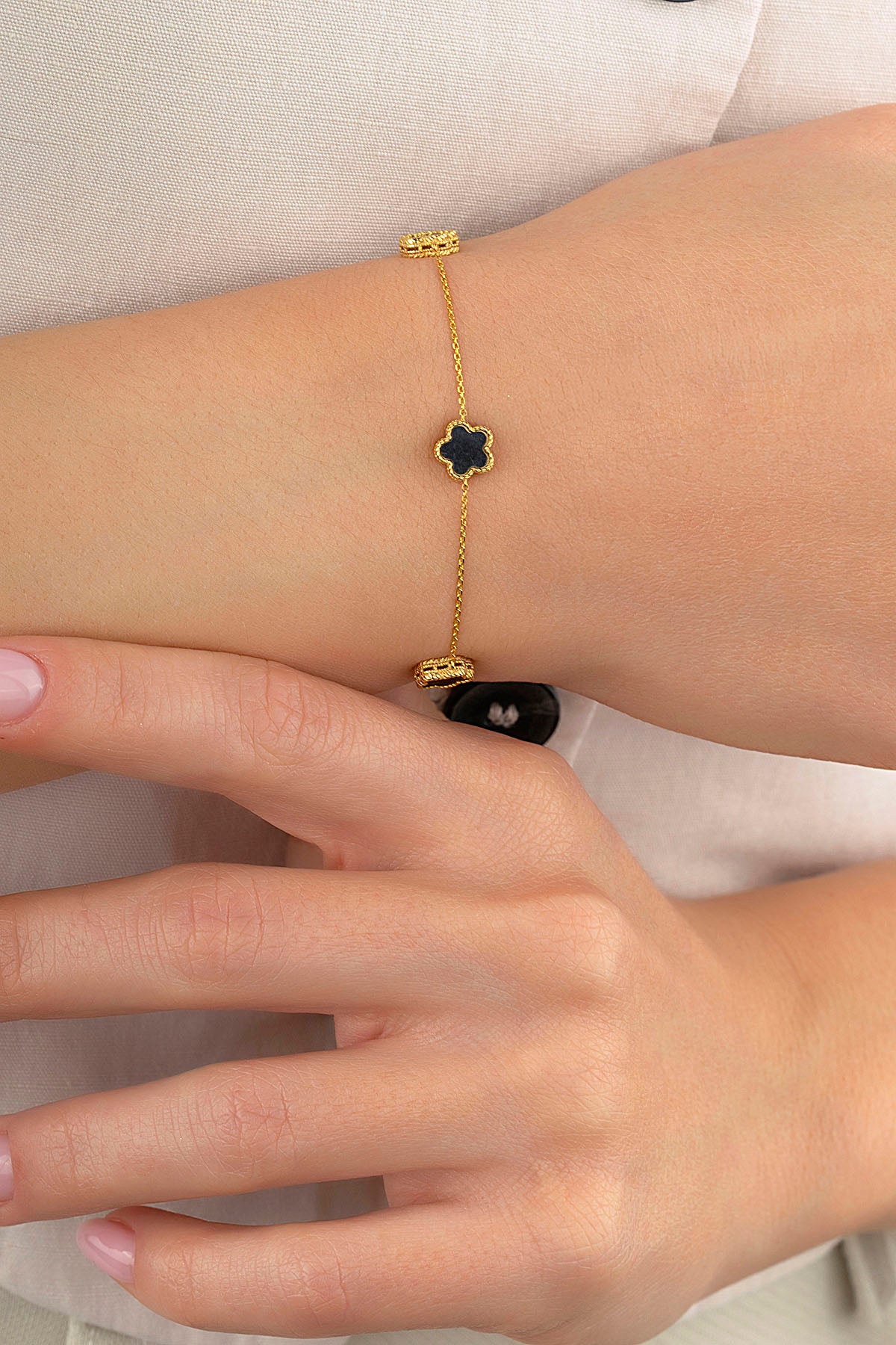 Çift Taraflı Siyah Beyaz Sedefli Geniş 3 Çiçekli Altın Bileklik