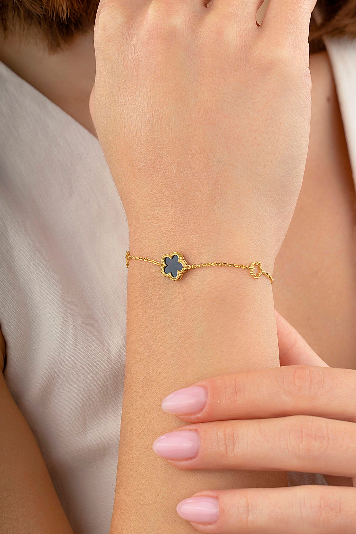 Çift Taraflı Siyah Beyaz Sedefli Çiçek Altın Bileklik