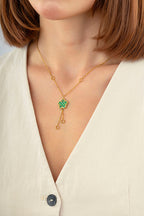 Çift Taraflı Yeşil Beyaz Çiçek Sallantılı Altın Kolye