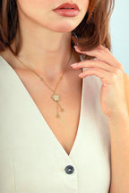 Çift Taraflı Pembe Beyaz Çiçek Sallantılı Altın Kolye