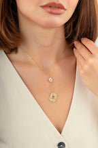 Çift Taraflı Pembe Beyaz Sedefli Çiçek Sallantılı Altın Kolye