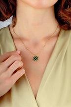 Çift Taraflı Yeşil Beyaz Sedefli Kafesli Altın Kolye