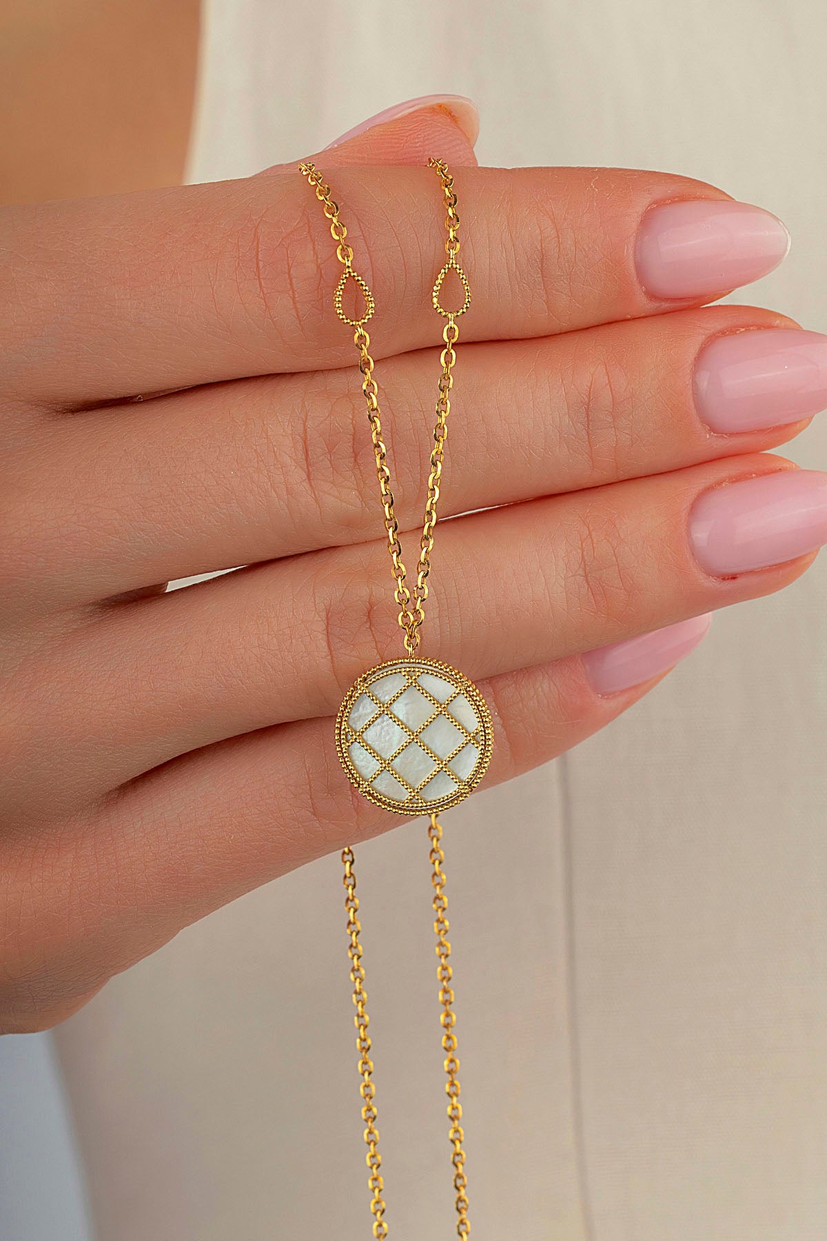 Çift Taraflı Mavi Beyaz Sedefli Kafesli Altın Kolye