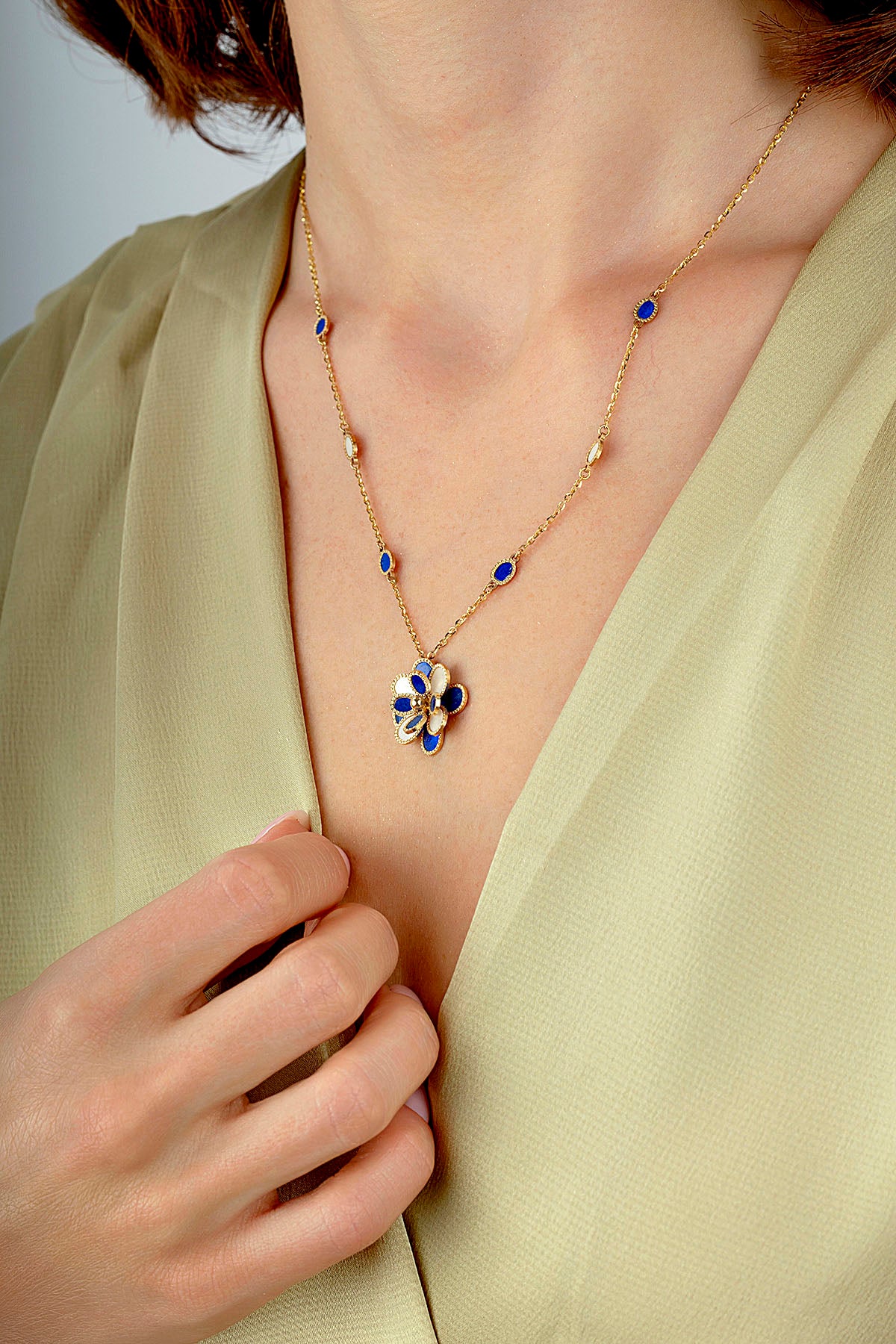 Mavi Beyaz Sedefli Reelist Çiçek İtalyan Altın Kolye