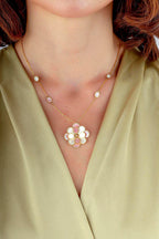 Pembe Beyaz Sedefli Modern Çiçek Altın Kolye