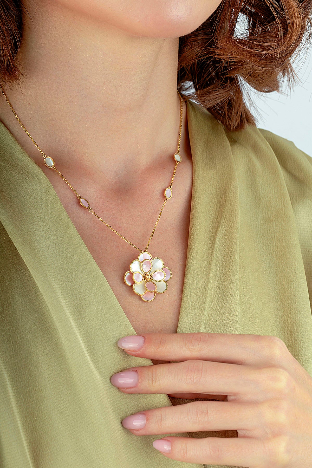 Pembe Beyaz Sedefli Modern Çiçek Altın Kolye