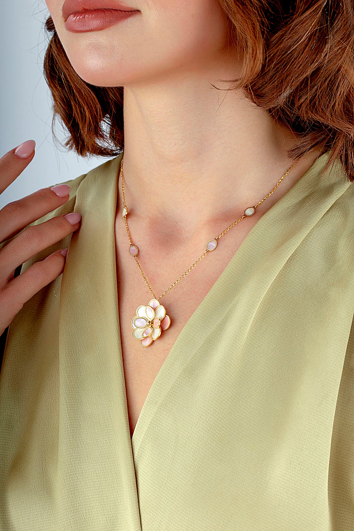 Pembe Beyaz Sedefli Modern Çiçek Altın Kolye