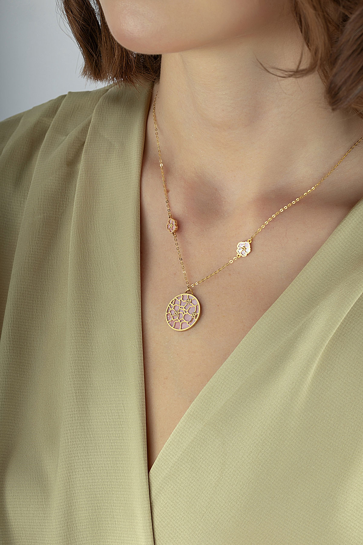 Çift Taraflı Pembe Beyaz Sedefli Çiçekli Modern Altın Kolye Ürün ikincil görseli