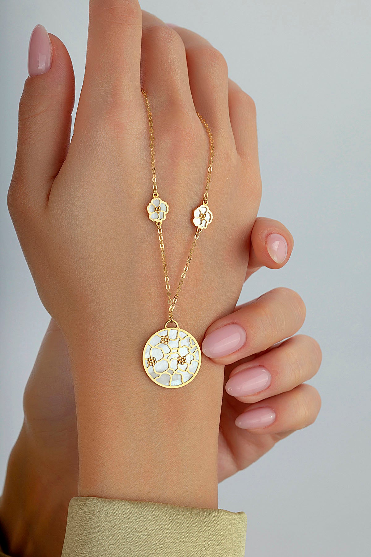 Çift Taraflı Pembe Beyaz Sedefli Çiçekli Modern Altın Kolye