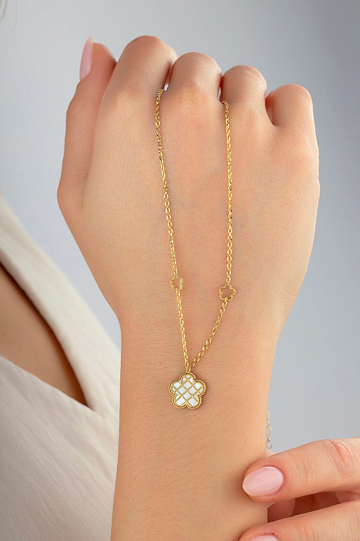 Çift Taraflı Yeşil Beyaz Sedefli Kafesli Çiçek Altın Kolye