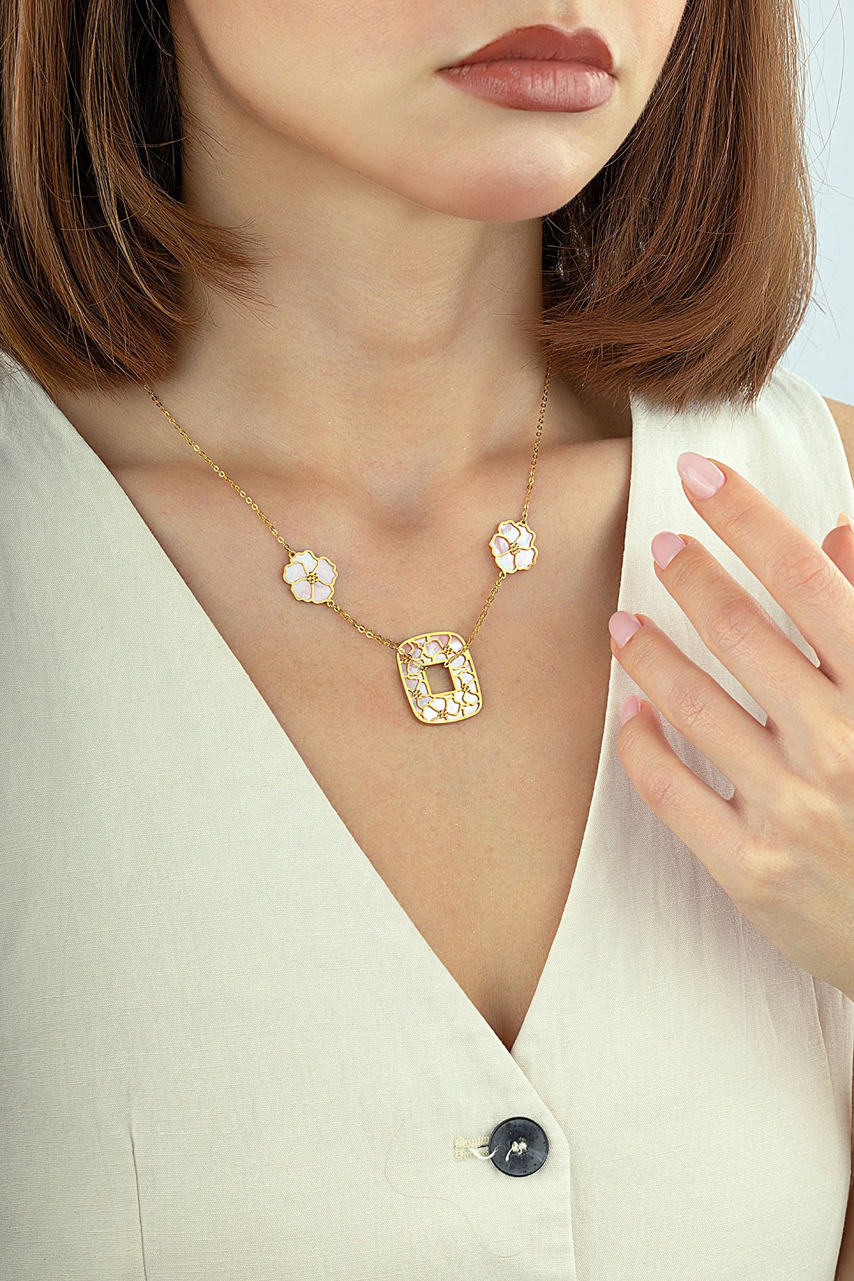 Çift Taraflı Beyaz Pembe Çiçekli Geometrik Altın Kolye Ürün ana görseli