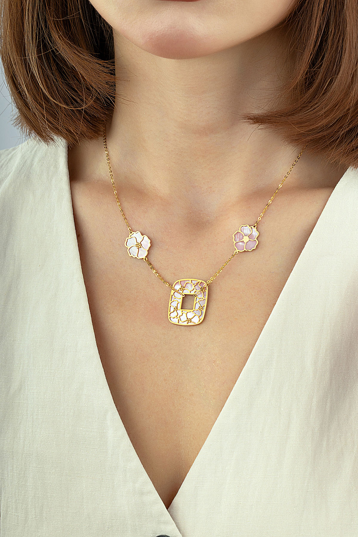 Çift Taraflı Beyaz Pembe Çiçekli Geometrik Altın Kolye Ürün ikincil görseli