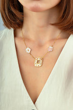 Çift Taraflı Beyaz Pembe Çiçekli Geometrik Altın Kolye