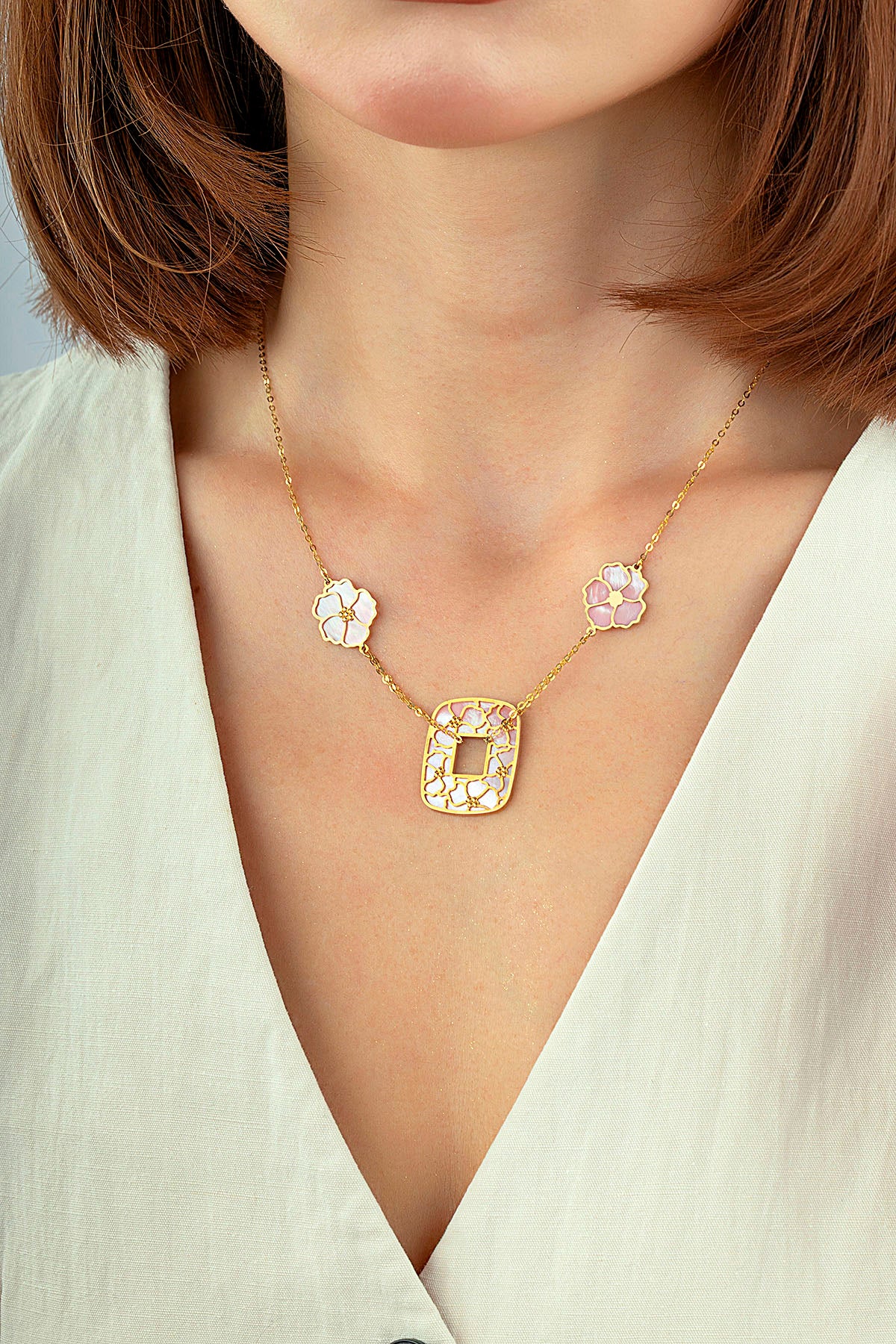 Çift Taraflı Beyaz Pembe Çiçekli Geometrik Altın Kolye